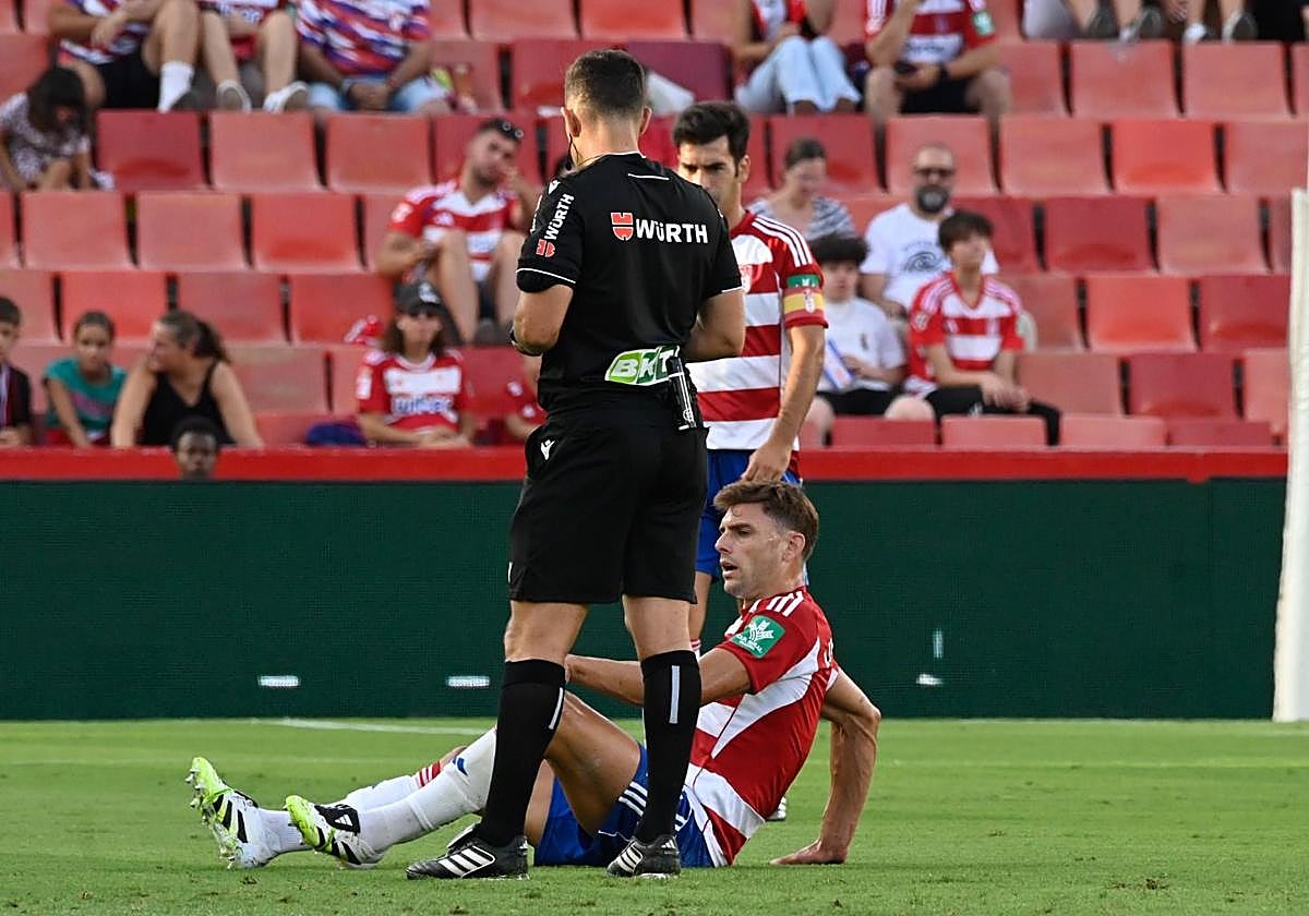 Lucas Boyé se duele sobre el césped de su lesión en la rodilla izquierda.