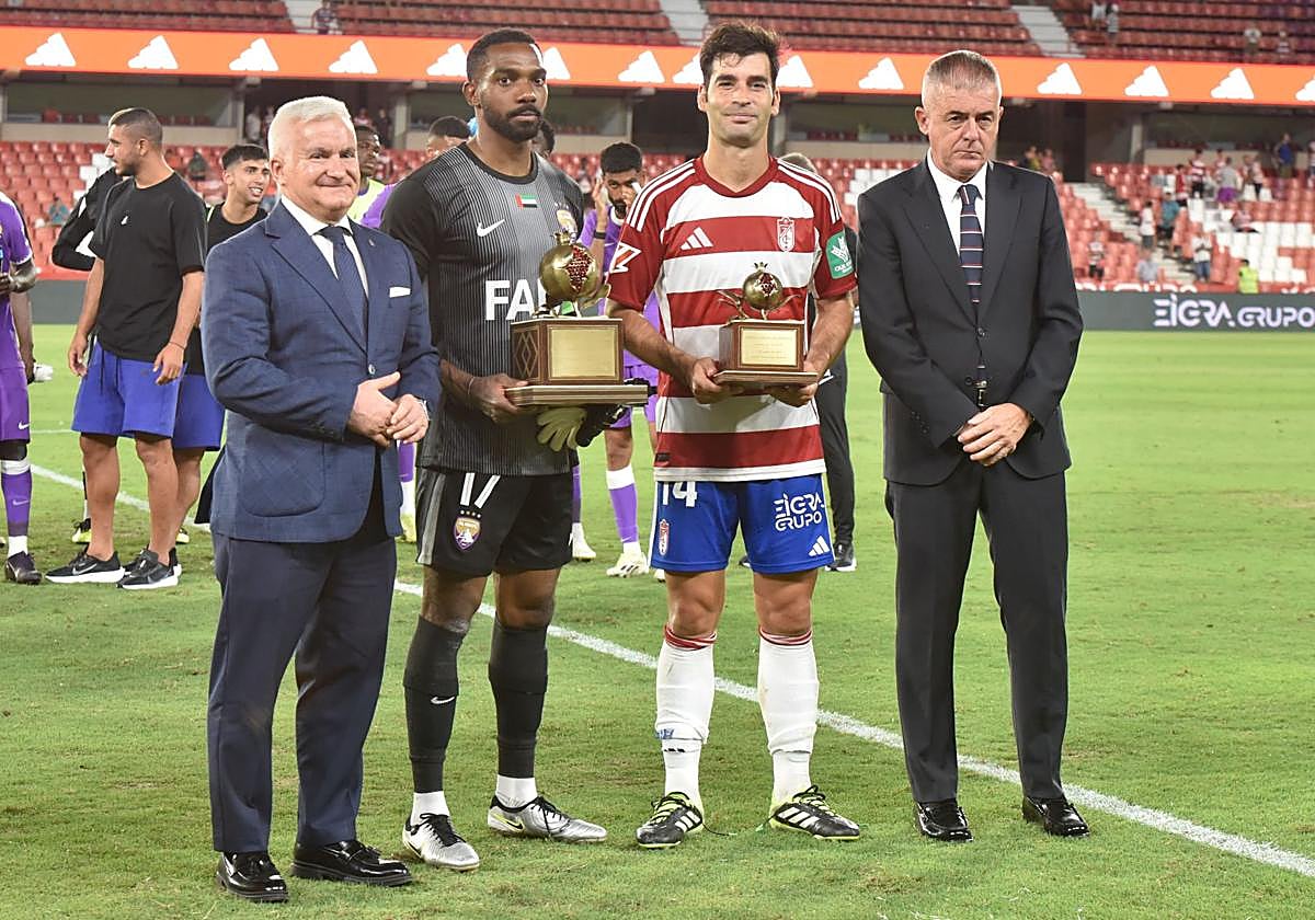 El rojiblanco Manu Trigueros posa con el título de subcampeón en Los Cármenes.