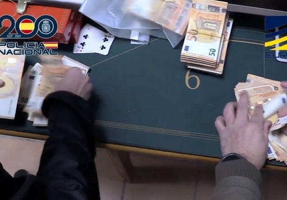 Agentes policiales, en uno de los registros relacionados con esta operación.