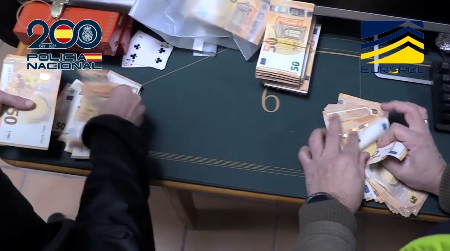 Agentes policiales, en uno de los registros relacionados con esta operación.