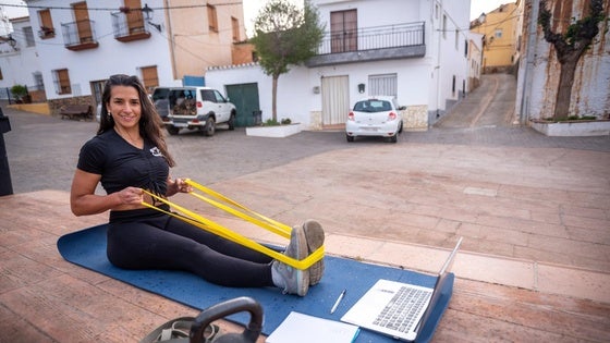 En el trabajo. Marta da sus clases a través de internet desde Polícar.
