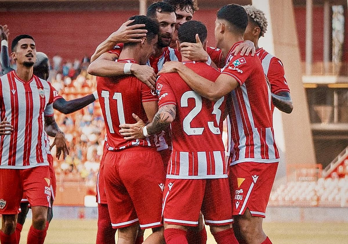Jugadores del Almería celebrando uno de los goles