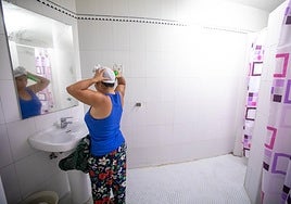 Yomara se asea tras ducharse.