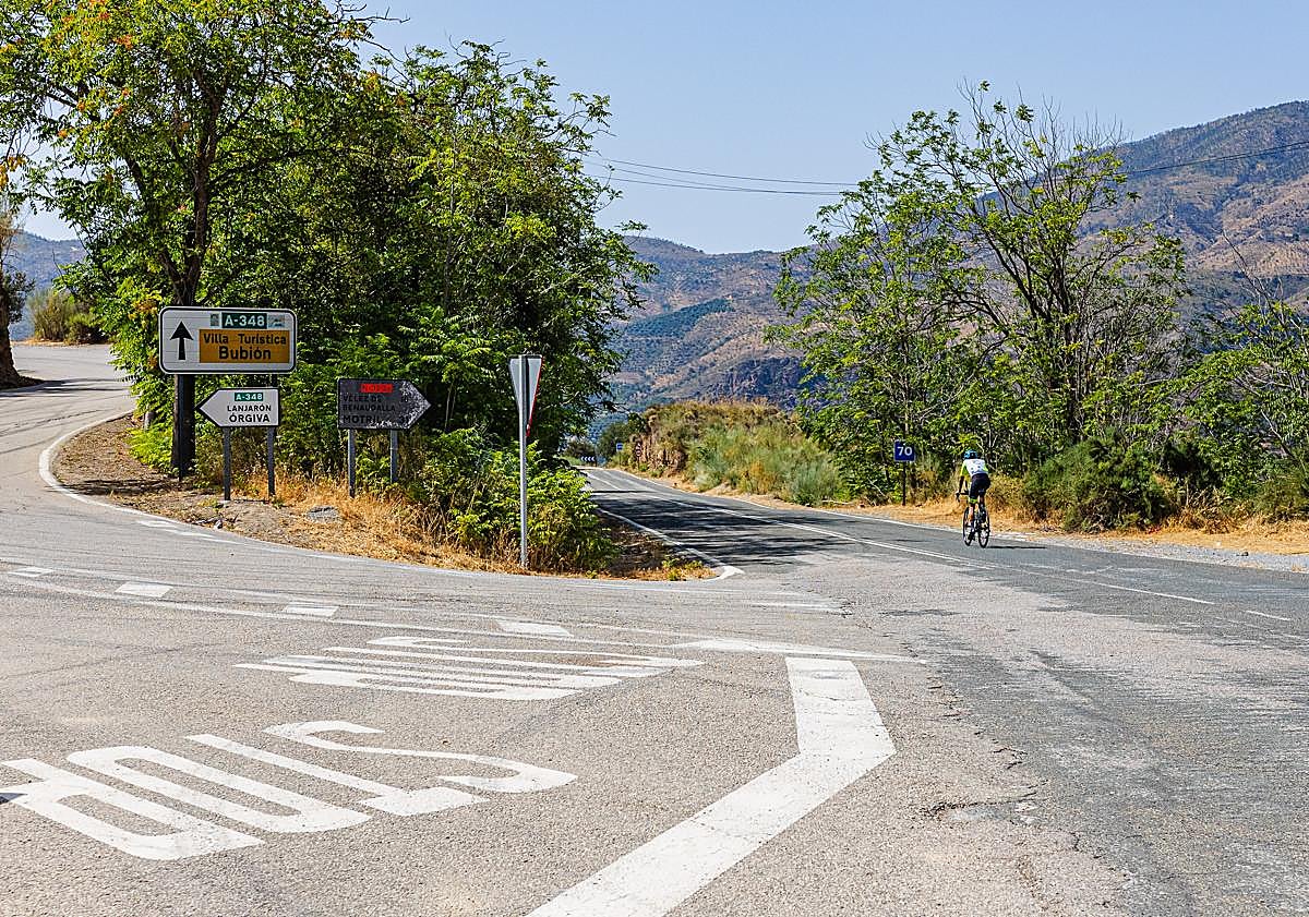 Imagen principal - Desvío a la Alpujarra en la Venta de las Angustias, pestiños de Vélez Benaudalla y tortas reales de Motril.