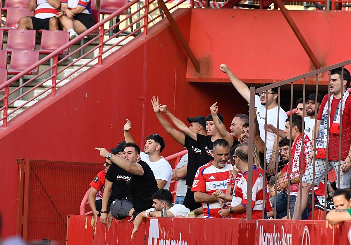 Un grupo de aficionados protesta durante el trofeo de presentación.