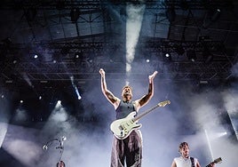 Dani Fernández reúne a unas 50.000 personas en Playa Serena II en un concierto histórico en Roquetas de Mar