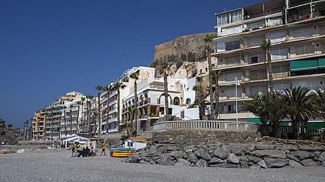 Imagen después - La desértica imagen de una playa de Almuñécar antes del boom turístico