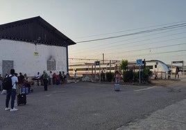 Algunos de los pasajeros afectados por la avería del tren.