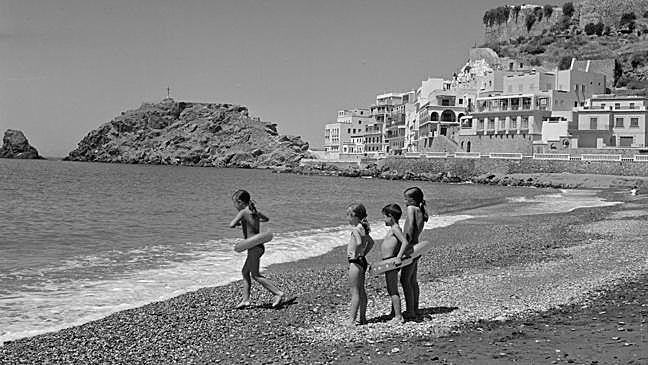 Imagen antes - La desértica imagen de una playa de Almuñécar antes del boom turístico