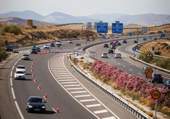 Desde el 1 de junio se activa un tercer carril de subida a Granada para evitar los atascos.