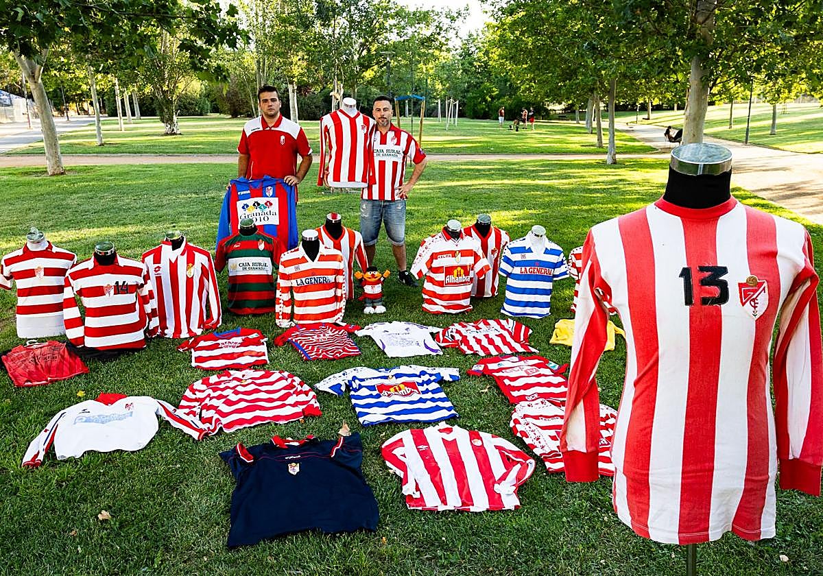 Álex y Sergio posan con una pequeña muestra de sus colecciones en el parque Tico Medina.