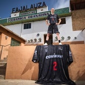 Jonathan Rousselle posa como protagonista de la presentación de las nuevas equipaciones.