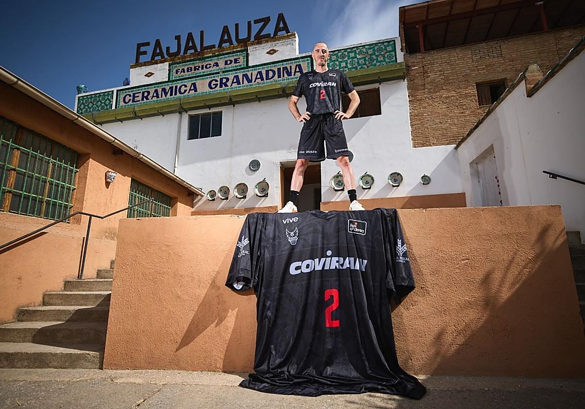 Jonathan Rousselle posa como protagonista de la presentación de las nuevas equipaciones.