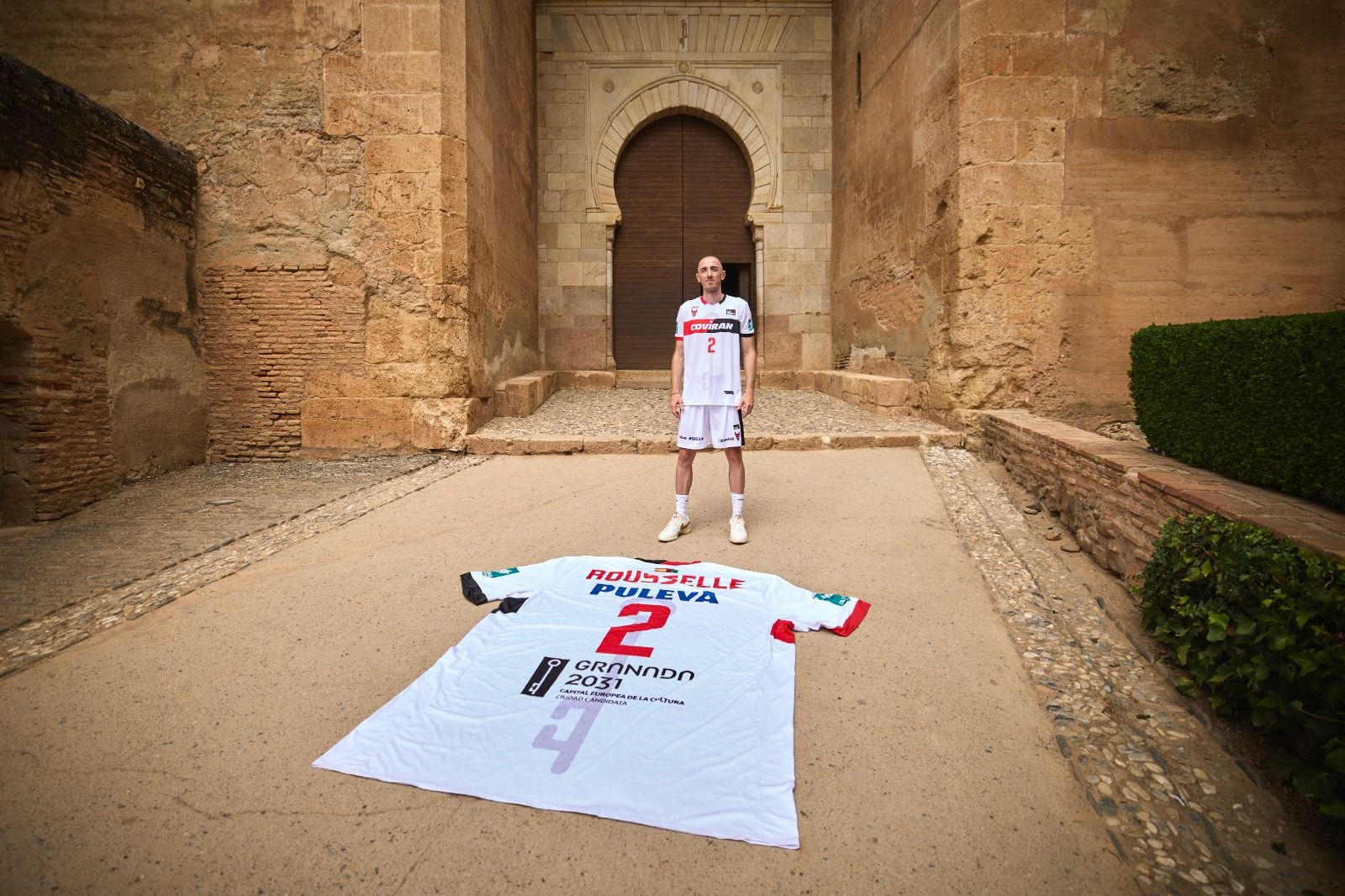 Presentación de la segunda equipación ante la Puerta de la Justicia.