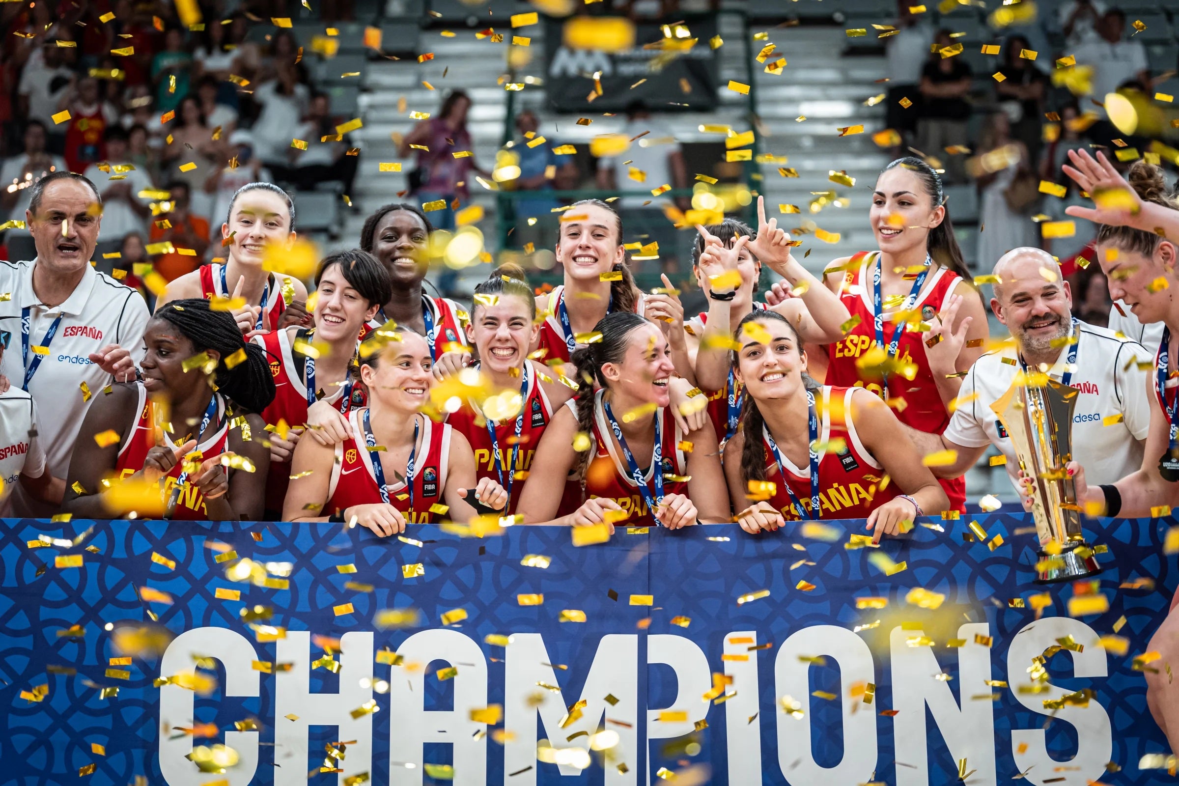 Cristina Sánchez, en el centro en segundo plano, celebra el título español con sus compañeras.