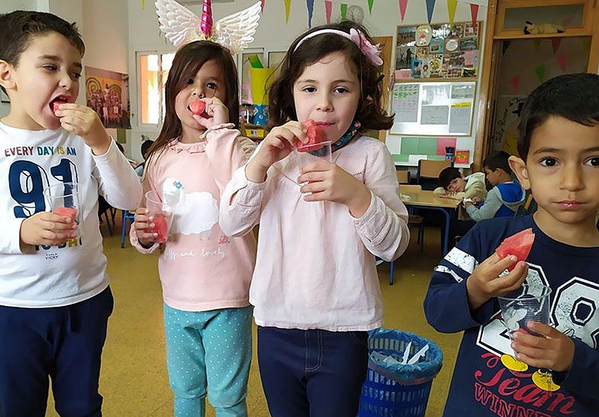 Alumnos de Primaria toman fruta en su centro educativo.