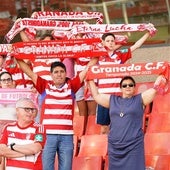 Aficionados del Granada despliegan sus bufandas antes del trofeo.