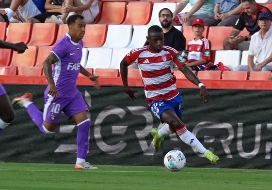 Baïla Diallo progresa con el balón por la banda zurda durante el trofeo.