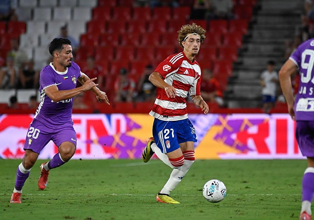 Mario Jiménez conduce un balón contra el Al Ain.