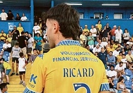 Ricard Sánchez se dirige a su nueva afición al ser presentado por sorpresa.