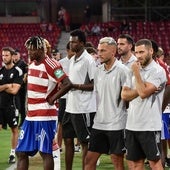 Los futbolistas del Granada asisten a la entrega del trofeo al Al Ain.