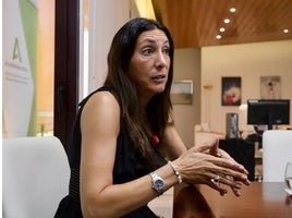 La consejera de Inclusión Social, Loles López, en un momento de la entrevista.