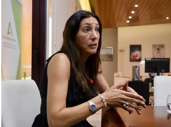 La consejera de Inclusión Social, Loles López, en un momento de la entrevista.