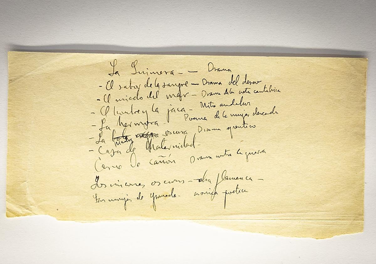 Imagen secundaria 1 - La iglesia del Sagrario; un poema original de Lorca, en el Centro Lorca; y las escaleras del Centro José Guerrero. 