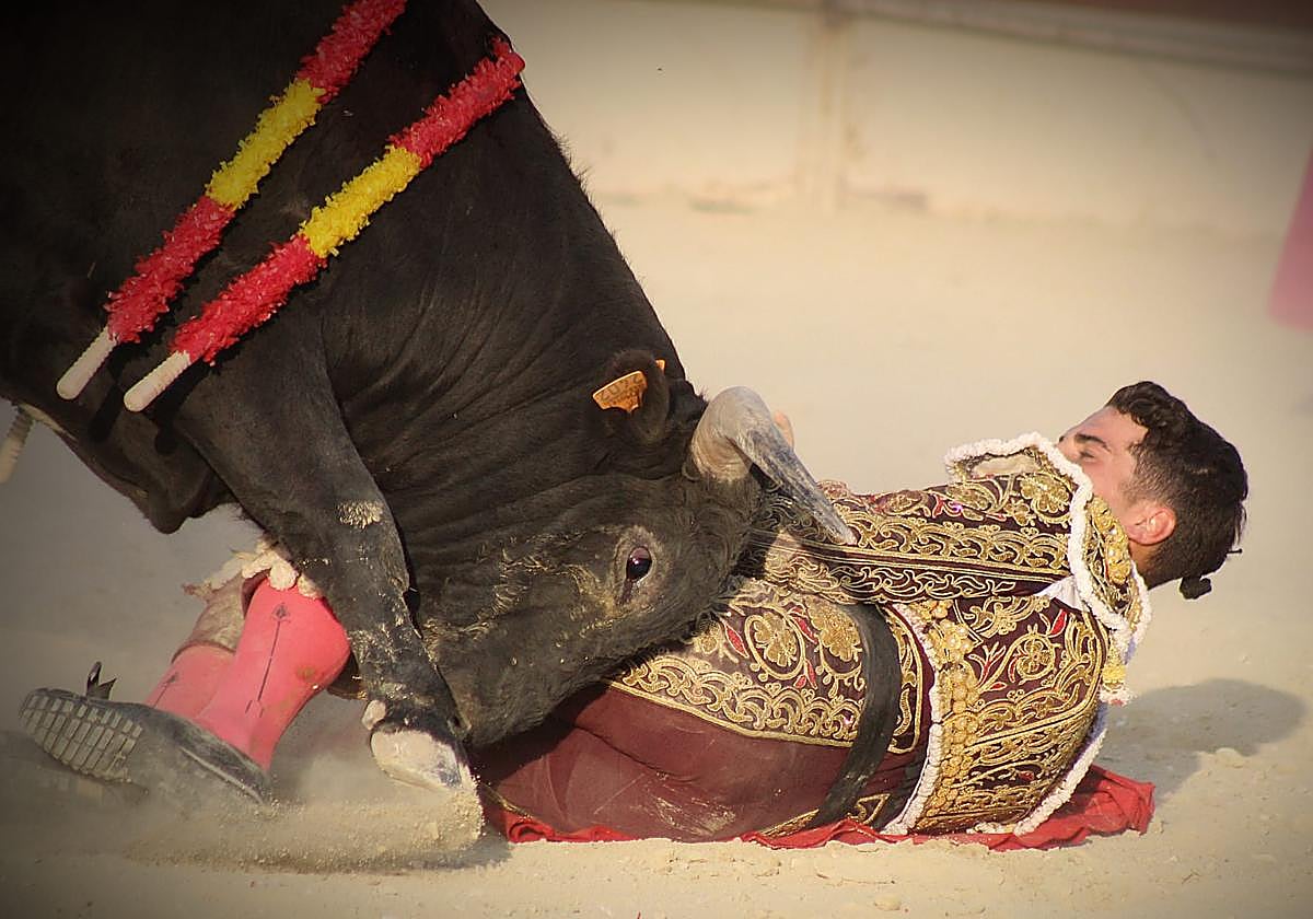 Espigares es prendido por el tercer novillo