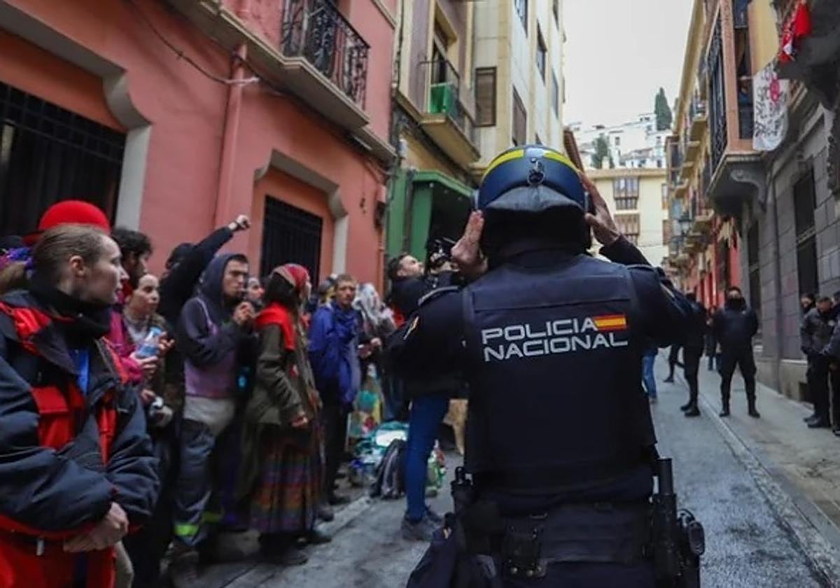 Presencia de la Policía Nacional ante la tensión a las puertas del edificio okupado en Granada.