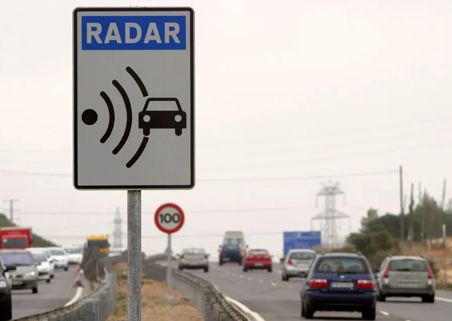 Señal de radar en una carretera