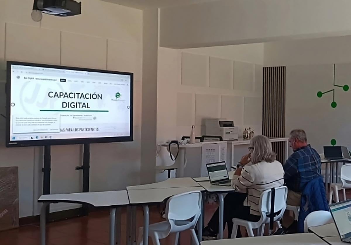 La Red de Centros de Capacitación Digital forma a cerca de 1.200 personas en Granada durante este curso