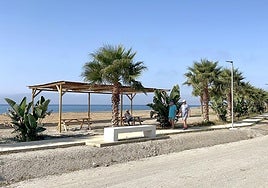Senda peatonal en la playa de El Pozuelo de Albuñol con nuevas pasarelas.