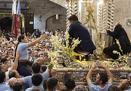 Devoción a la Virgen de la Cabeza, aún en el interior del santuario.