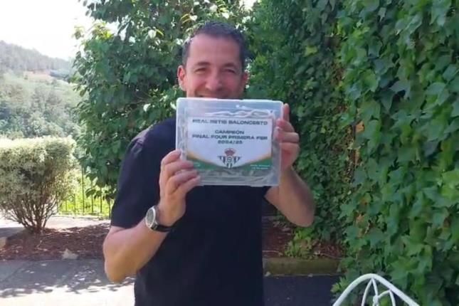 Gonzalo Garcái de Vitoria recibe una placa del Betis por su ascenso a la élite.