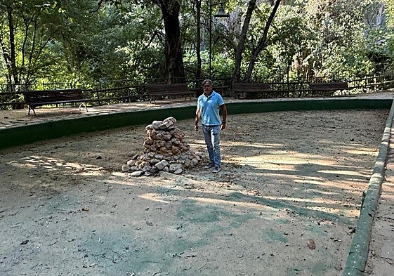 El concejal del PP, Antonio Losa, en su visita a los jardines de Jabalcuz.