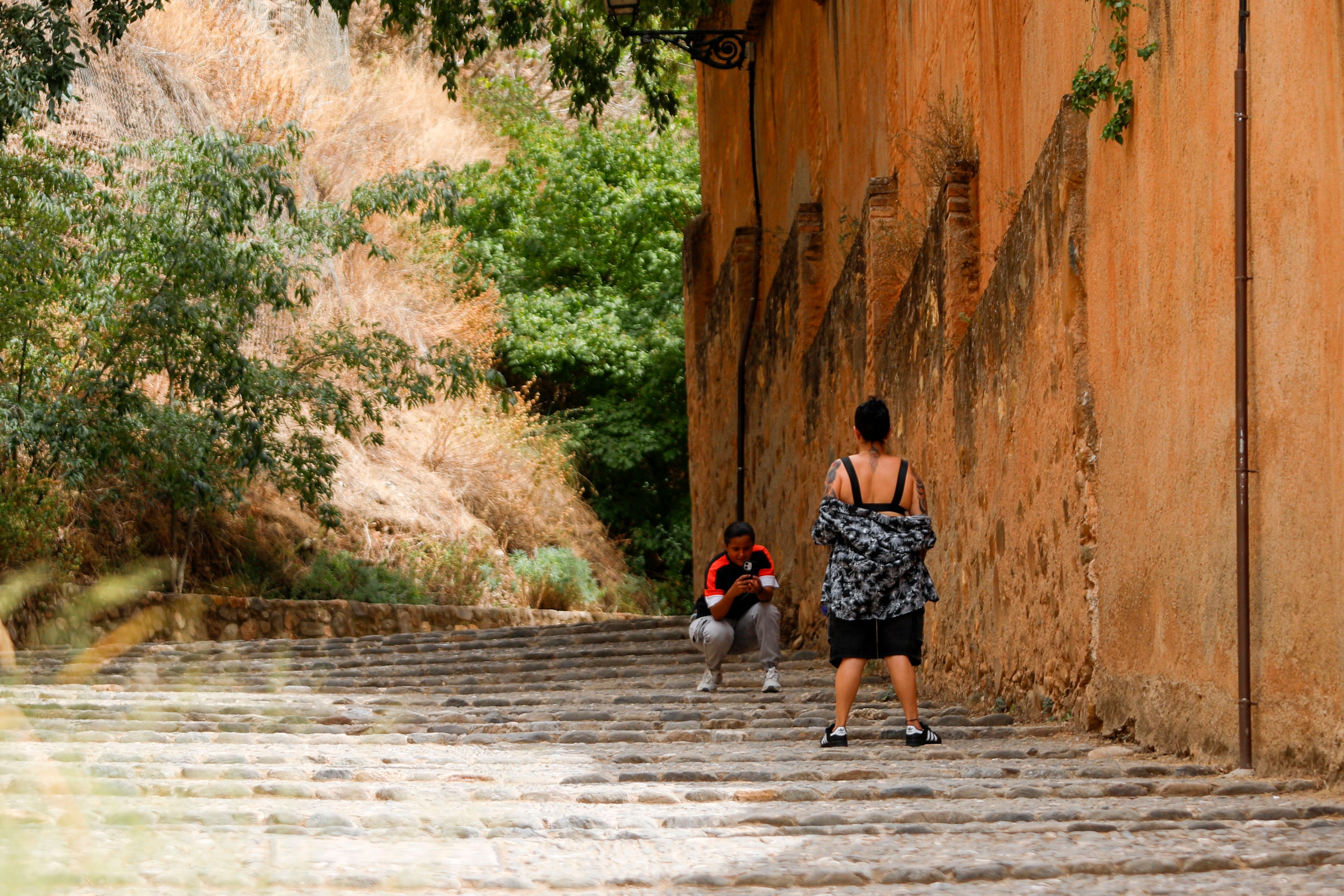 Una chica posando con la camisa bajada