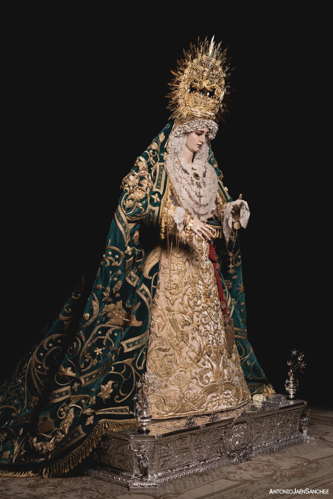 Imagen principal - La Virgen de las Penas de Cádiz para su Besamanos con motivo de la Asunción