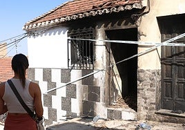 Una de las viviendas incendiadas en Pinos Puente tras el homicidio.