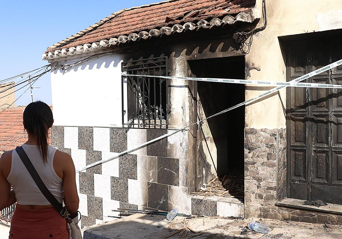 Una de las viviendas incendiadas en Pinos Puente tras el homicidio.