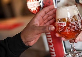 Un extrabajador de Cruzcampo y su pareja roban 65 barriles de cerveza de un almacén.