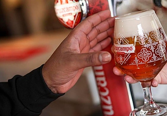 Un extrabajador de Cruzcampo y su pareja roban 65 barriles de cerveza de un almacén.