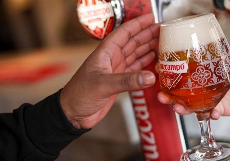Un extrabajador de Cruzcampo y su pareja roban 65 barriles de cerveza de un almacén de Sevilla