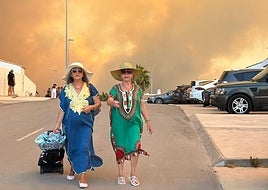 Desalojan las viviendas y vehículos de la playa de Atlanterra por el incendio de Tarifa
