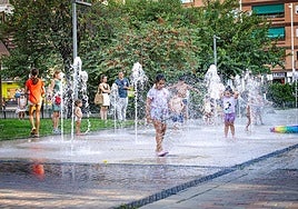 Un grupo de niños se divierte en la fuente de la Hípica.