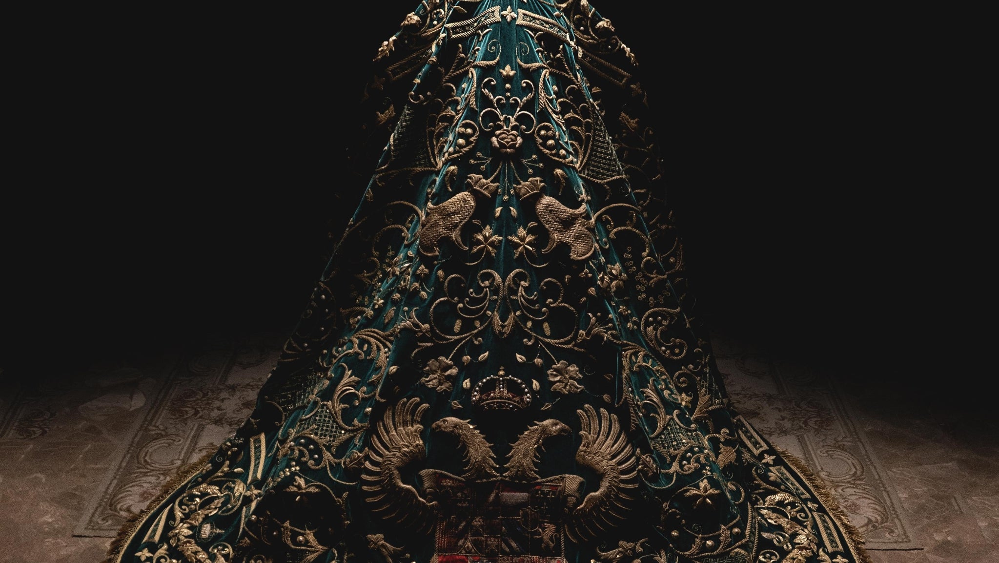 En el marco del Año Jubilar de la Esperanza, María Santísima de las Penas Coronada de Cádiz ha sido presentada de manera inusual con el espectacular manto de color verde granadino, adornado con simbología asuncionista