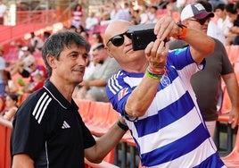 Pacheta posa para un selfi con un aficionado antes del trofeo.