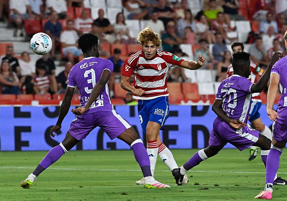 Jorge Pascual arma un disparo desde dentro del área durante su debut con el Granada frente al Al Ain.