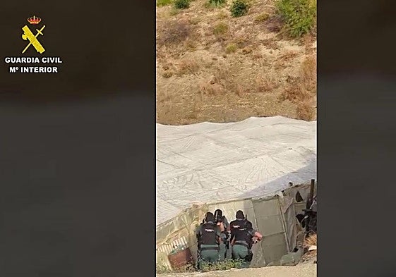 Despliegue de la Guardia Civil para sorprender al dueño de un invernadero recóndito de marihuana