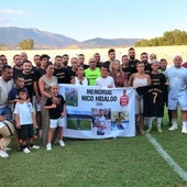 Familiares y excompañeros de Nico Hidalgo, junto a las autoridades, antes del memorial.